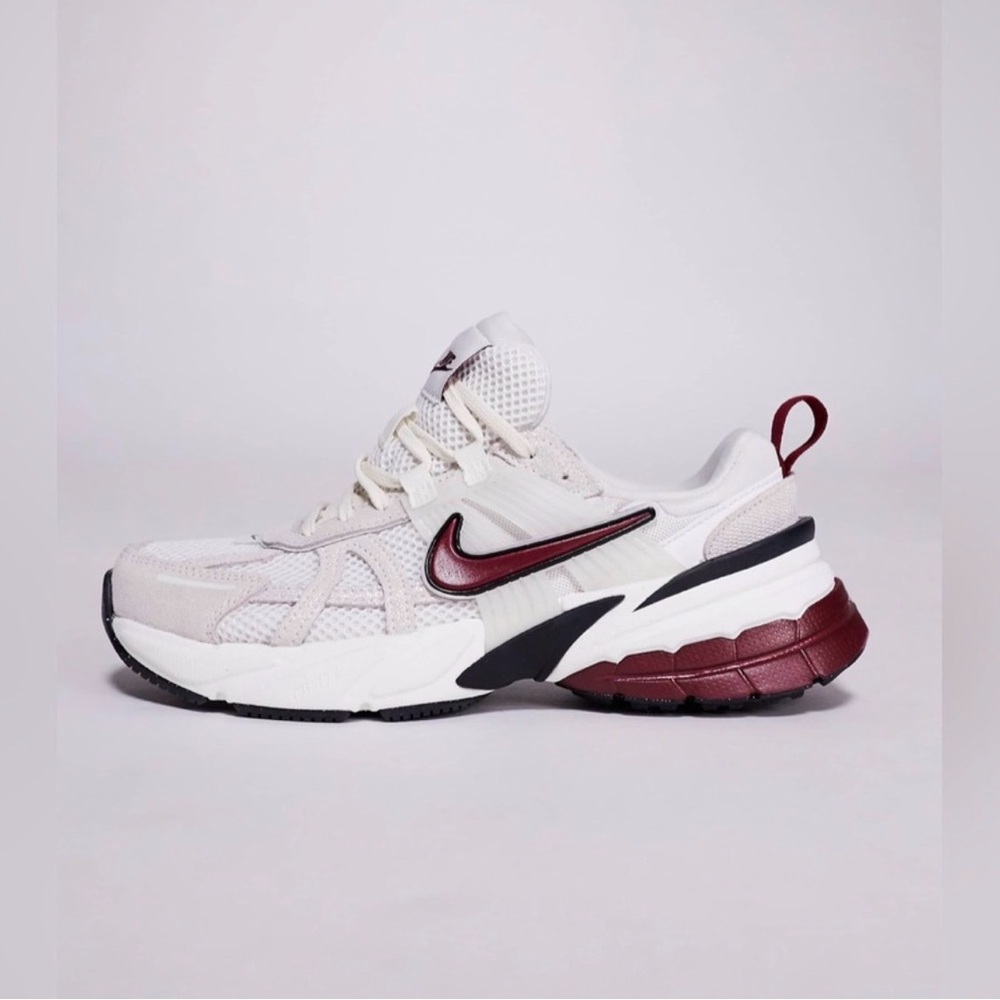 Nike V2K SE White/Maroon Women’s Team Sneakers HQ3500-100 10.5